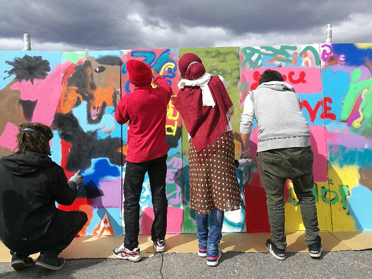 Mieli-hanke: maahanmuuttajat maalaavat graffitia.