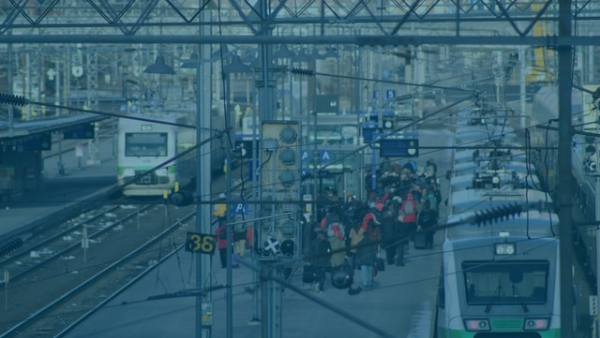  Juna ja ihmisiä rautatieasemalla. 